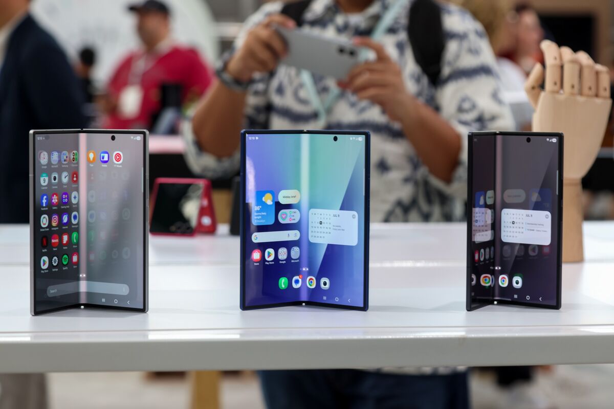 A $2,000 Foldable iPhone Can Take the Heat Off Tim Cook