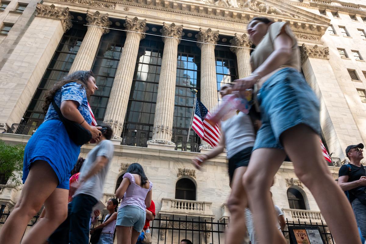 Stock market today: S&P 500 clears 5th-straight record, Nasdaq hits fresh high as earnings, trade ho