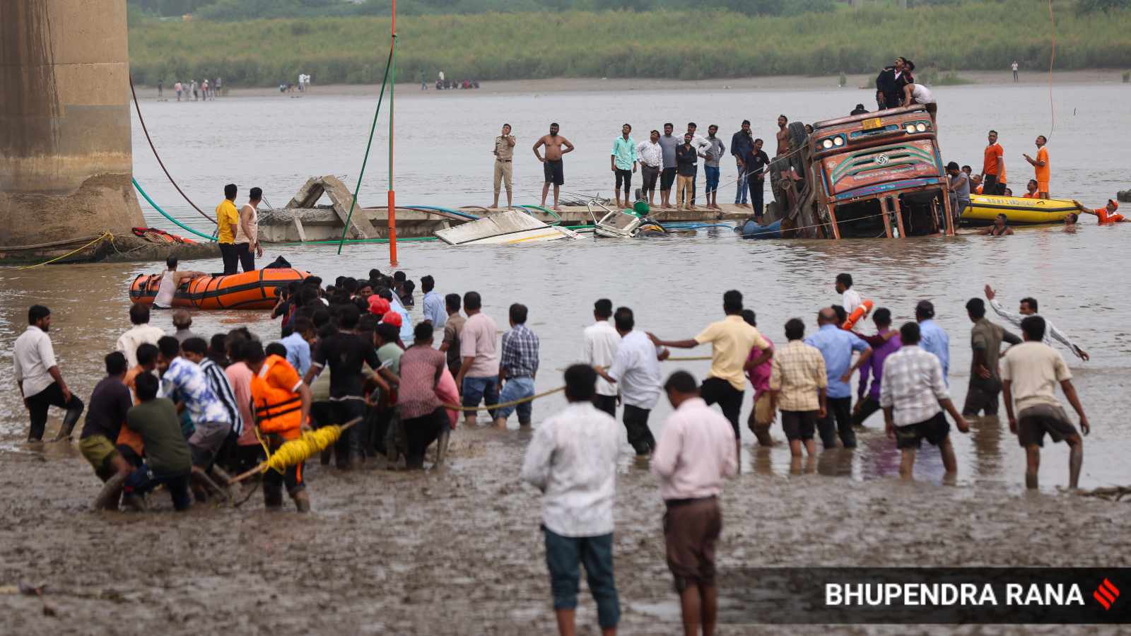 Gujarat bridge collapse: Death toll rises to 15 as officials start retrieving vehicles from river