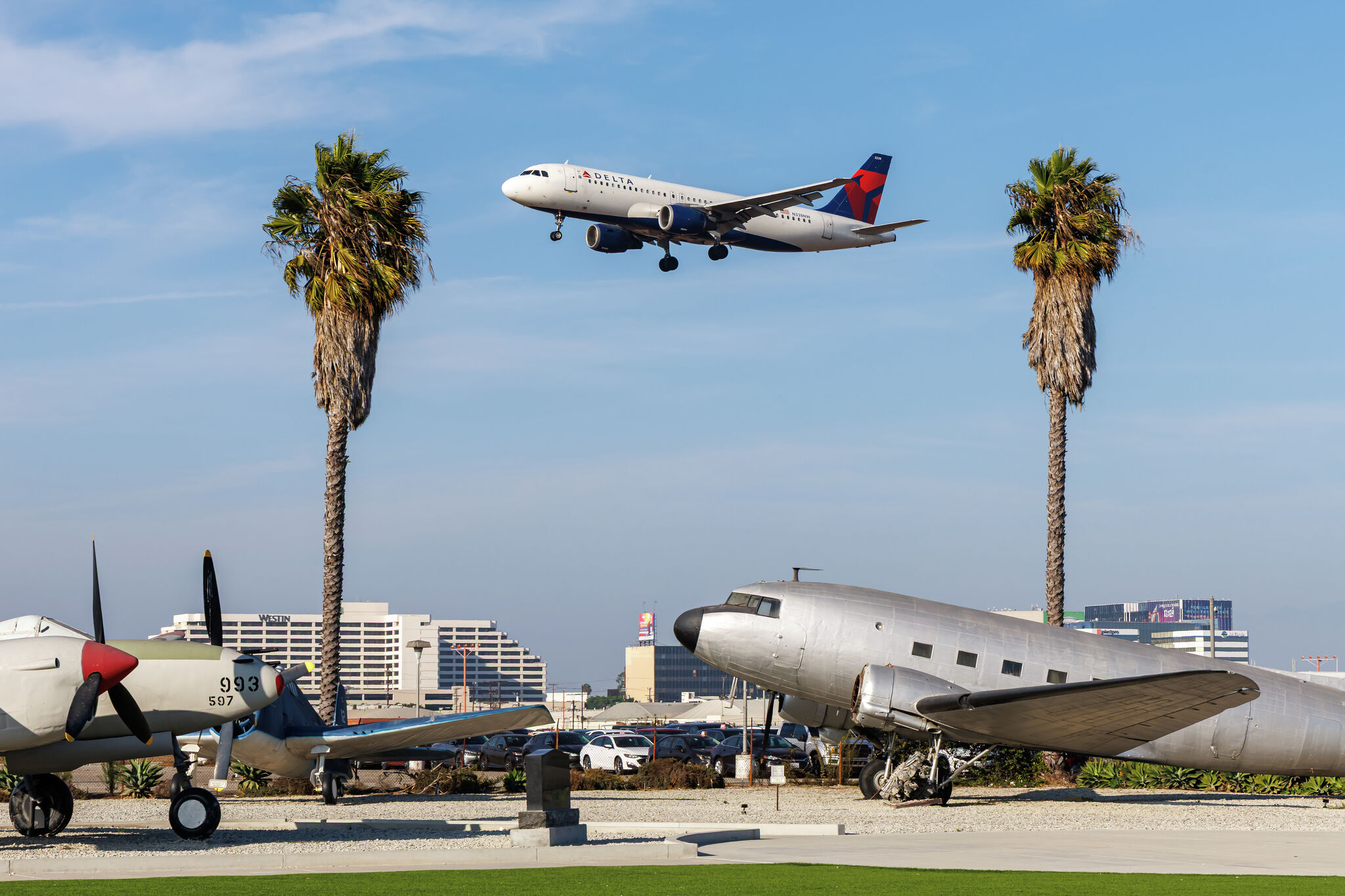 FBI warns travelers of 'Scattered Spiders' group targeting airlines