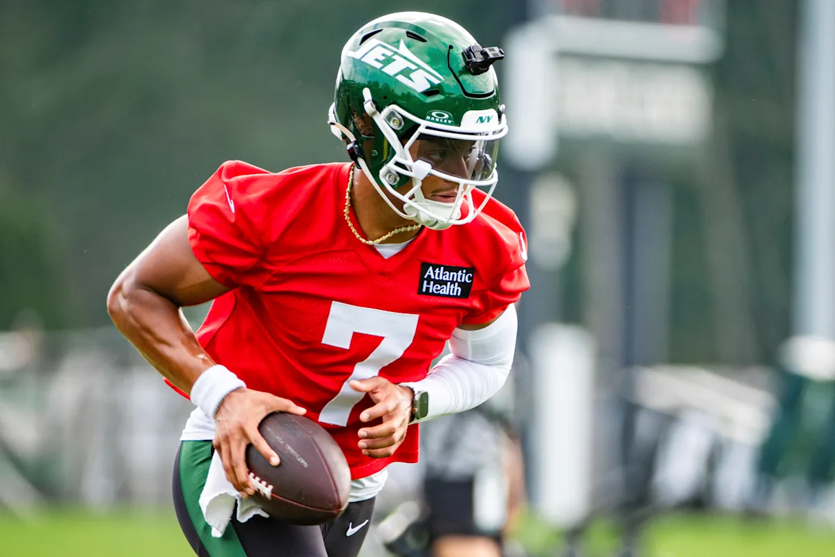 Justin Fields running full speed while wearing protective shoe at Jets practice after injury scare: