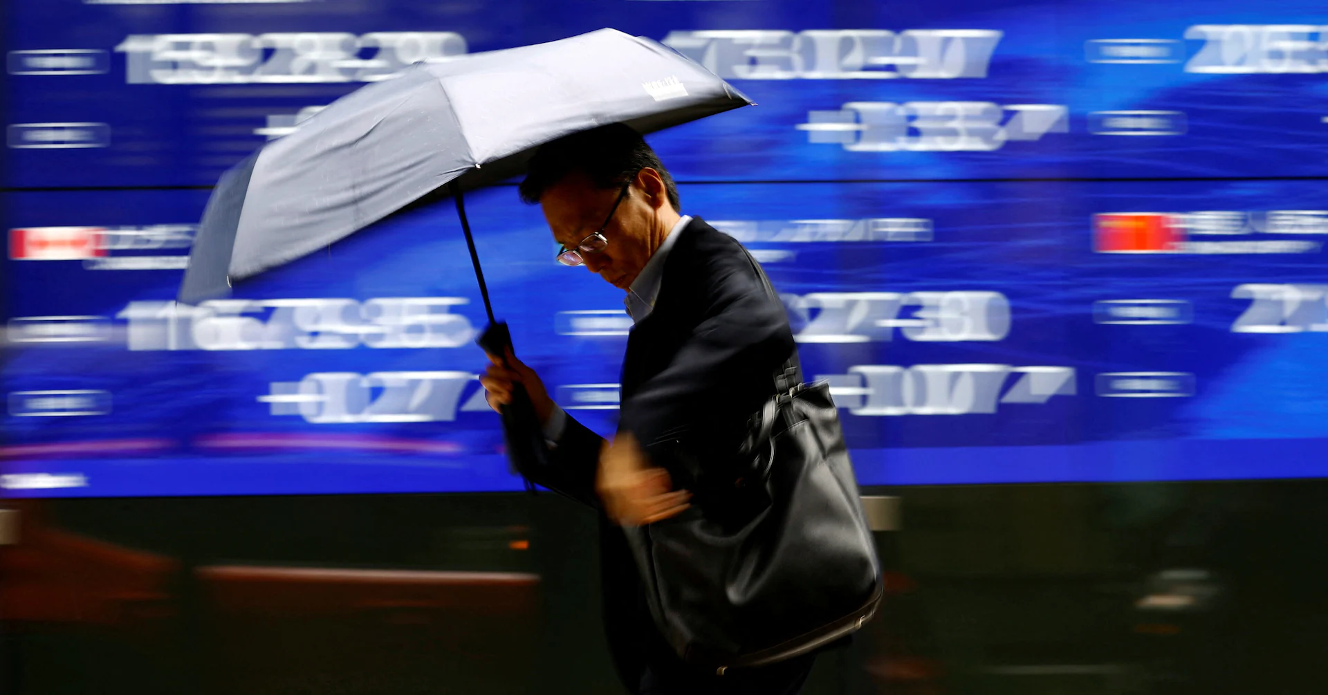 Yen firms as investors gird for political uncertainty