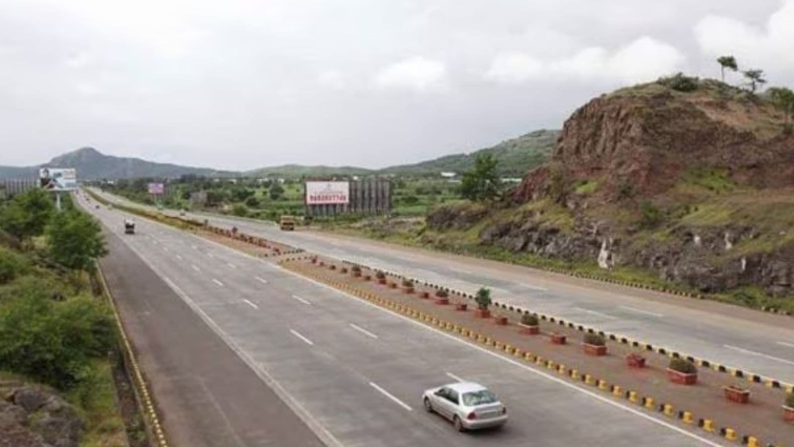 Woman dead, 21 injured as container hits 22 vehicles on Pune–Mumbai e-way
