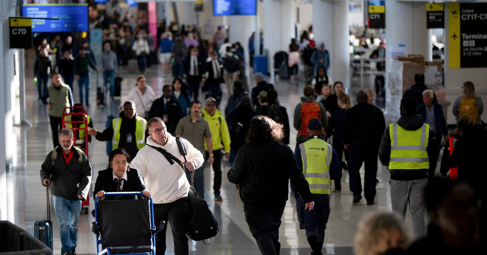 US travel bookings rebound for August, boosting companies' revenue outlook