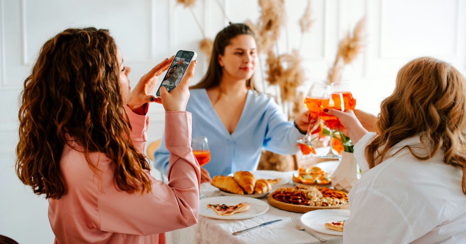 These 10 differences between boomers and Gen Z at restaurants say everything about their values
