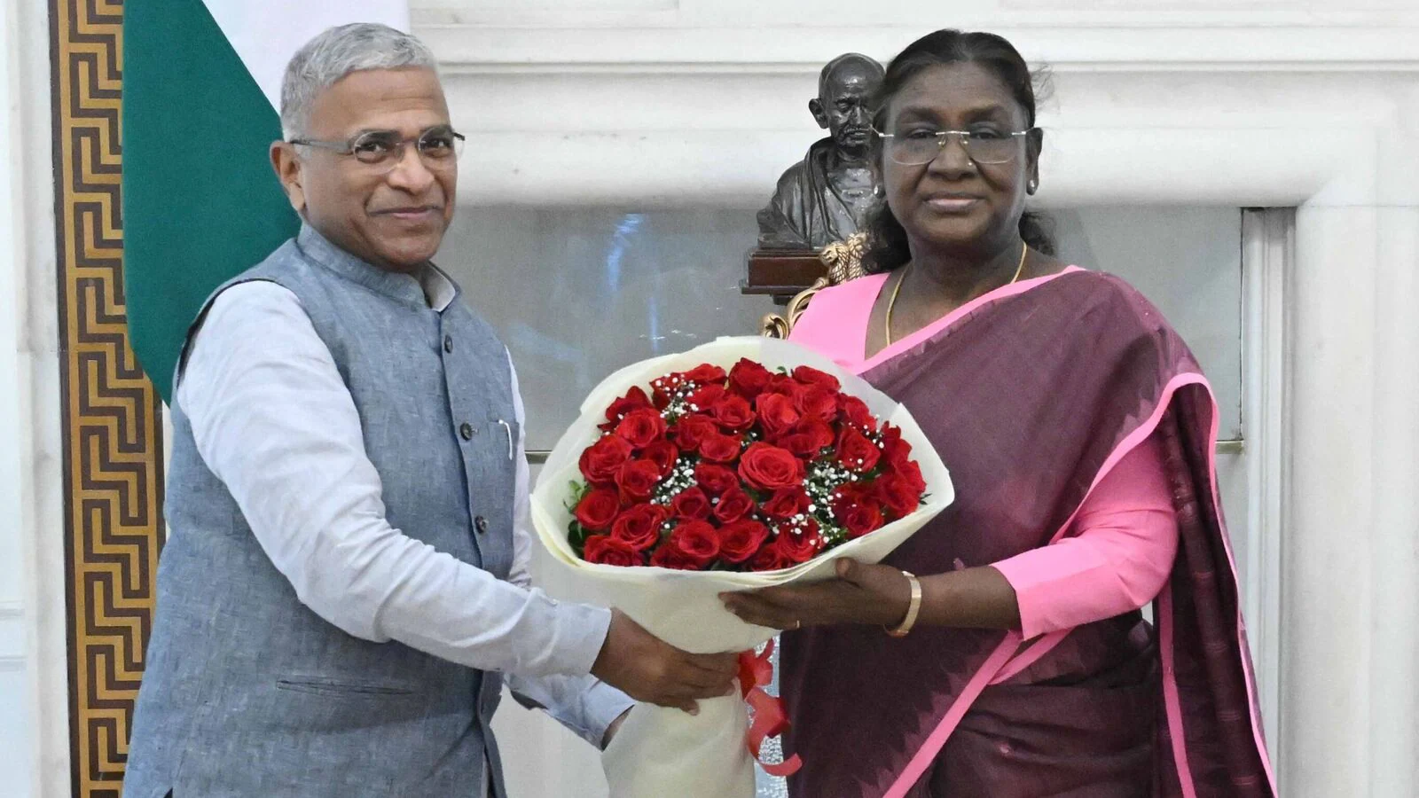 After Jagdeep Dhankhar's resignation, Rajya Sabha Deputy Chairman Harivansh Narayan meets President Murmu
