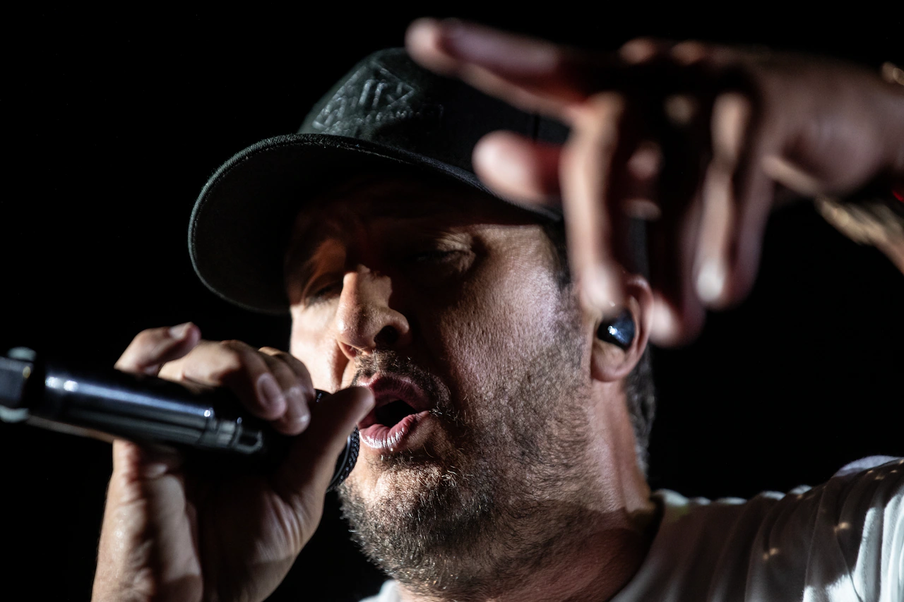 Country music star reveals health battle onstage and fans boo: ‘It’s still kicking my (expletive)’