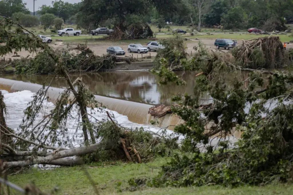 Miracle rescue of 2 girls from Texas floods after they were found...