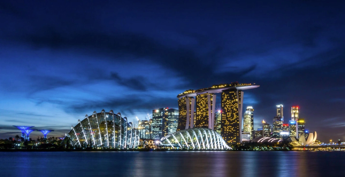 Singapore's finance jobs threatened by AI & offshoring as Hong Kong thrives