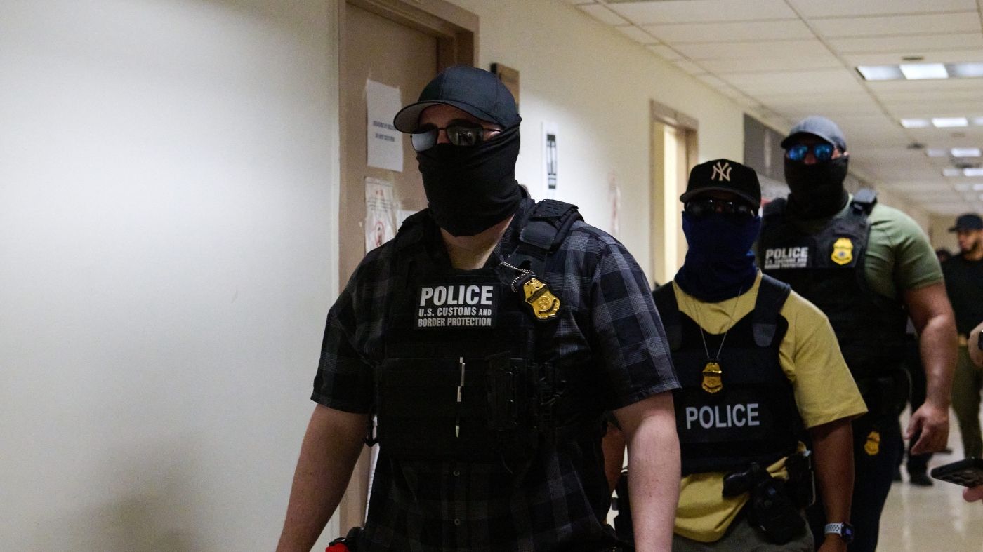 Lawmakers seek to ban federal agents from wearing masks