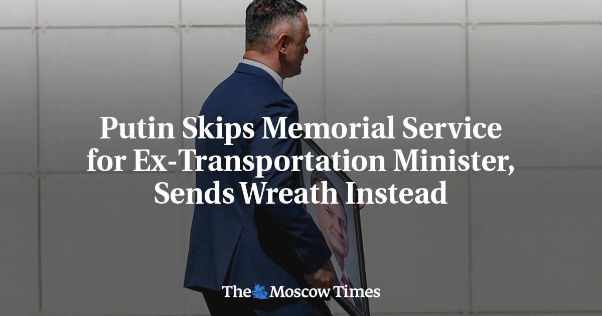 Putin Skips Memorial Service for Ex-Transportation Minister, Sends Wreath Instead