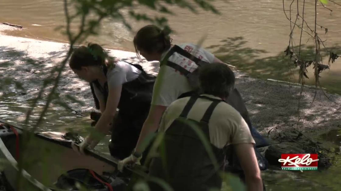 ‘We love our environment’: Cleaning the Big Sioux River