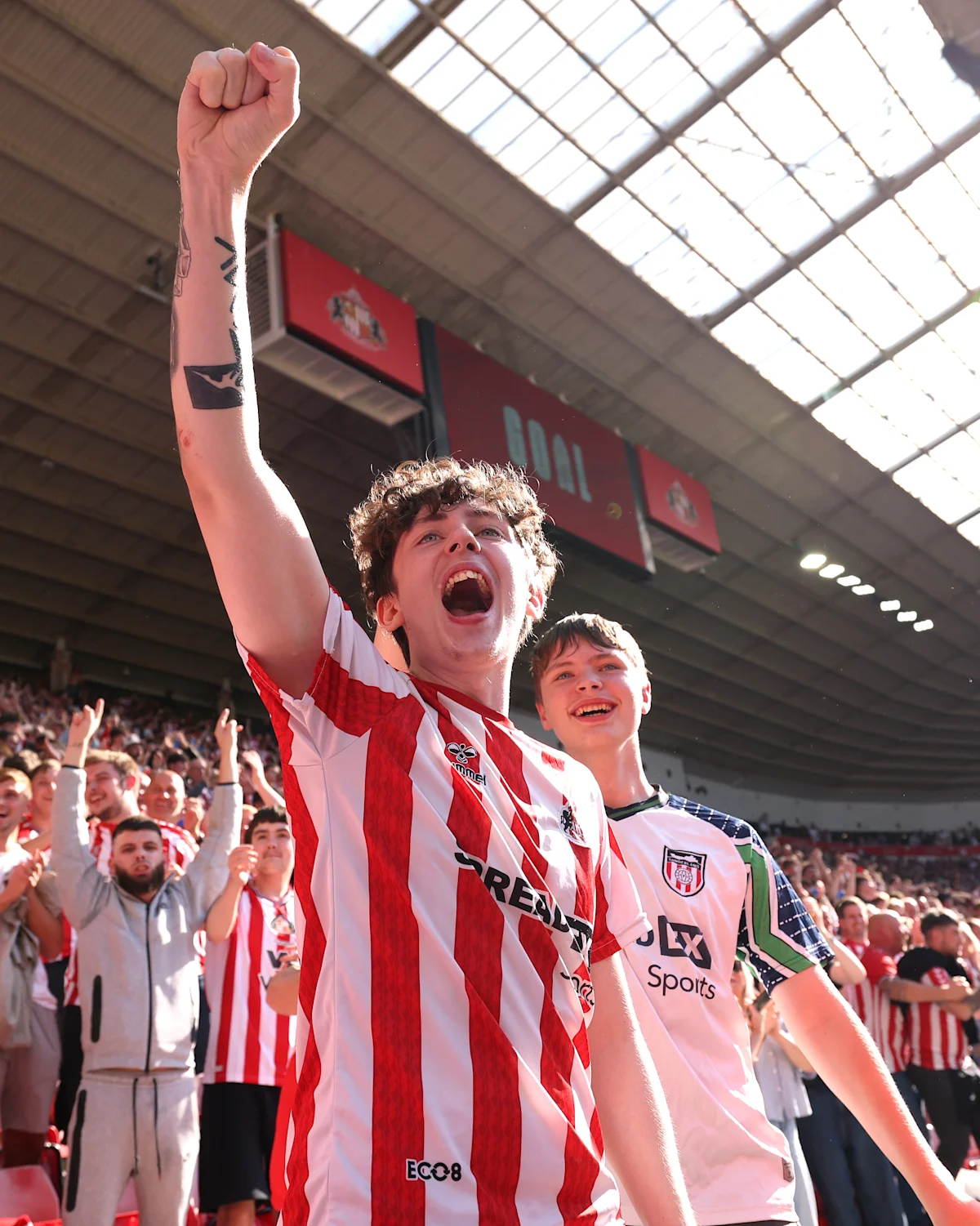 Let’s enjoy being aboard the red and white rollercoaster!