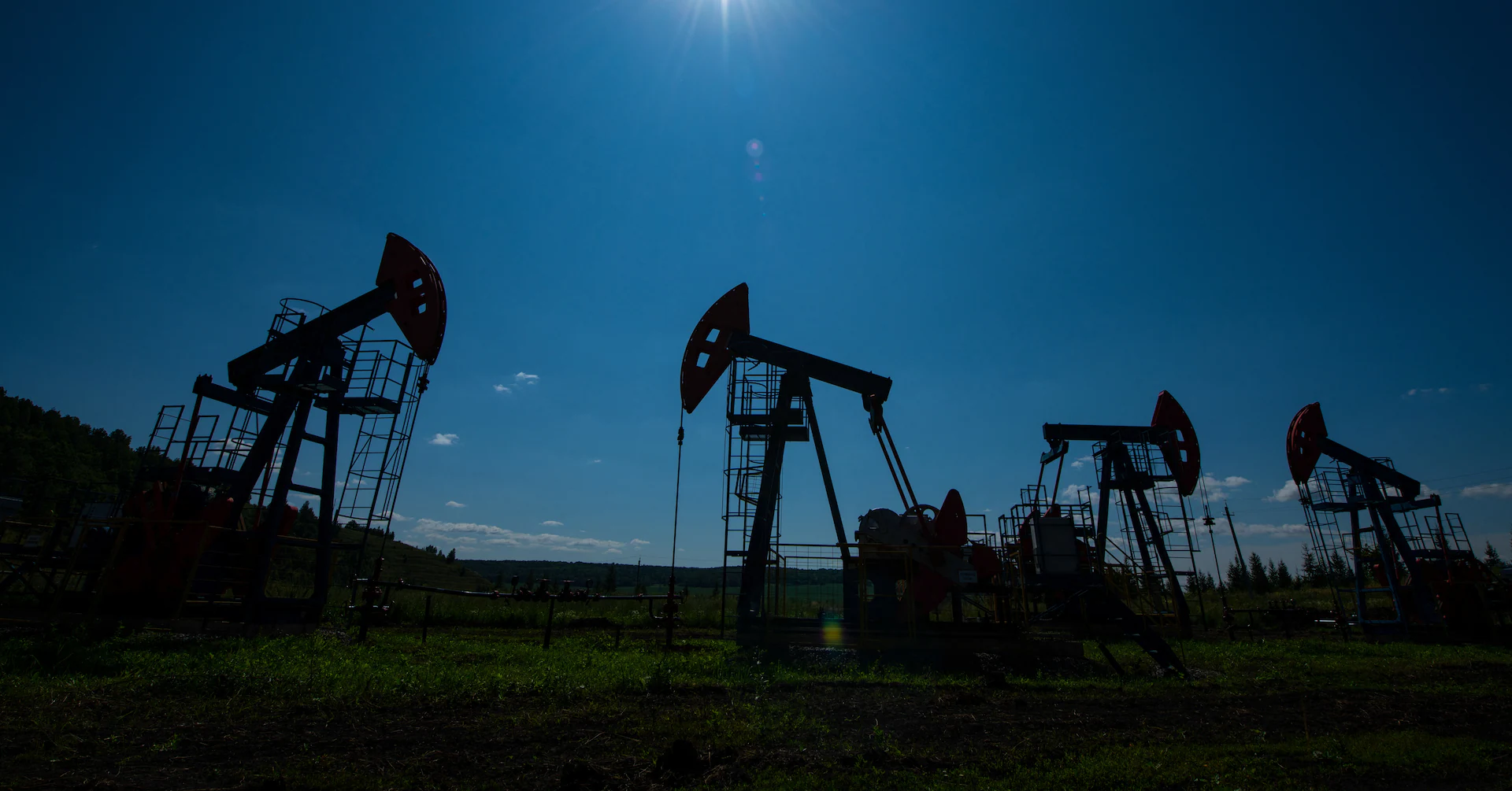 Oil steadies as concerns about tariff impacts vie with Russian supply threats