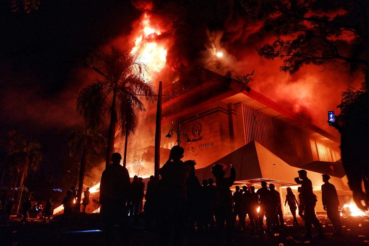 Indonesia’s President Scraps China Trip After Deadly Protests