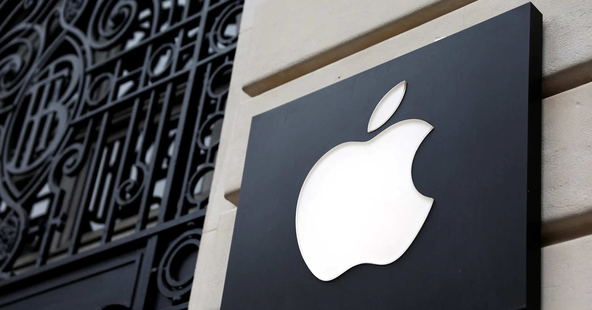 Apple in talks to use Google's Gemini AI to power revamped Siri, Bloomberg News reports
