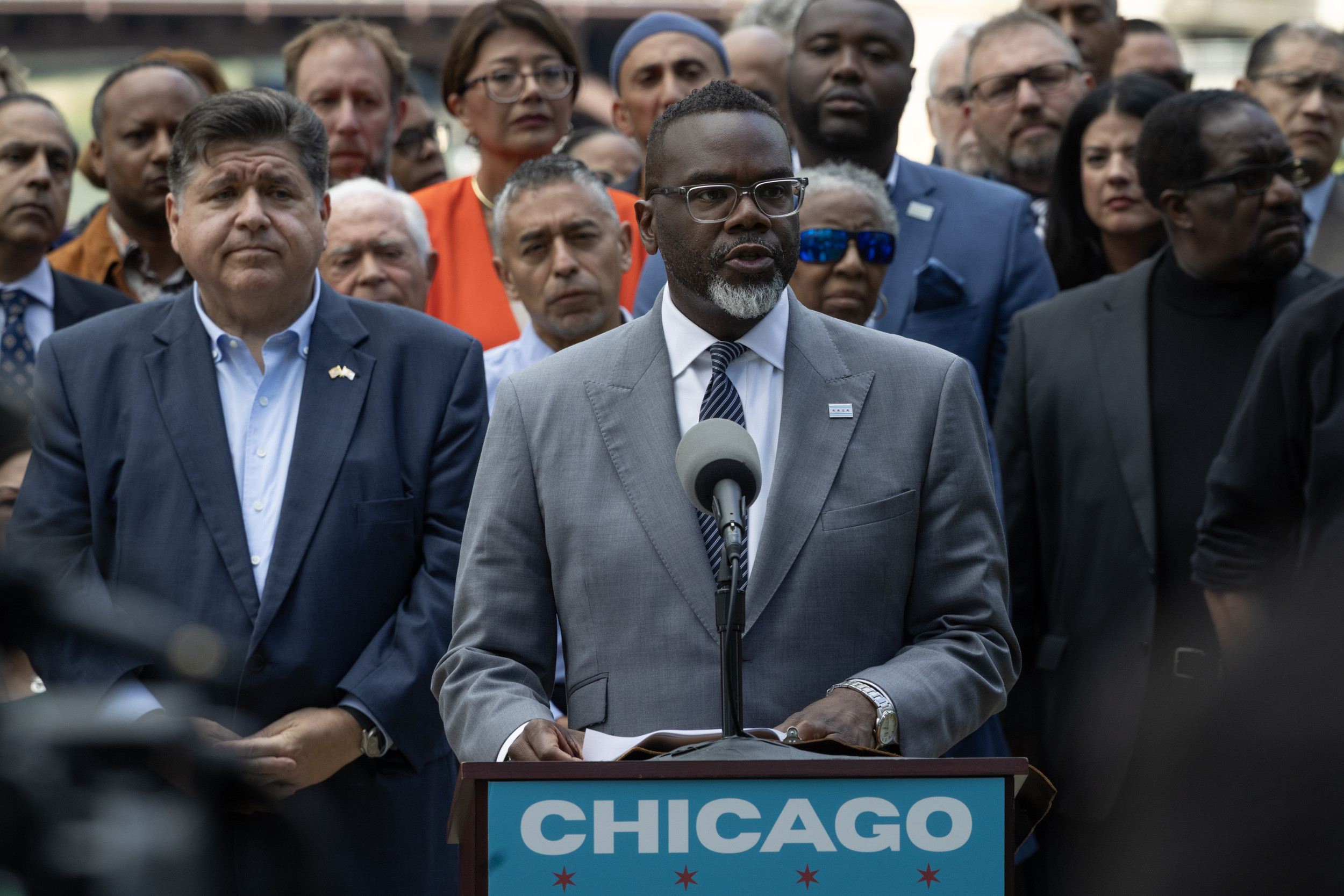 Chicago mayor signs order to resist Trump immigration crackdown