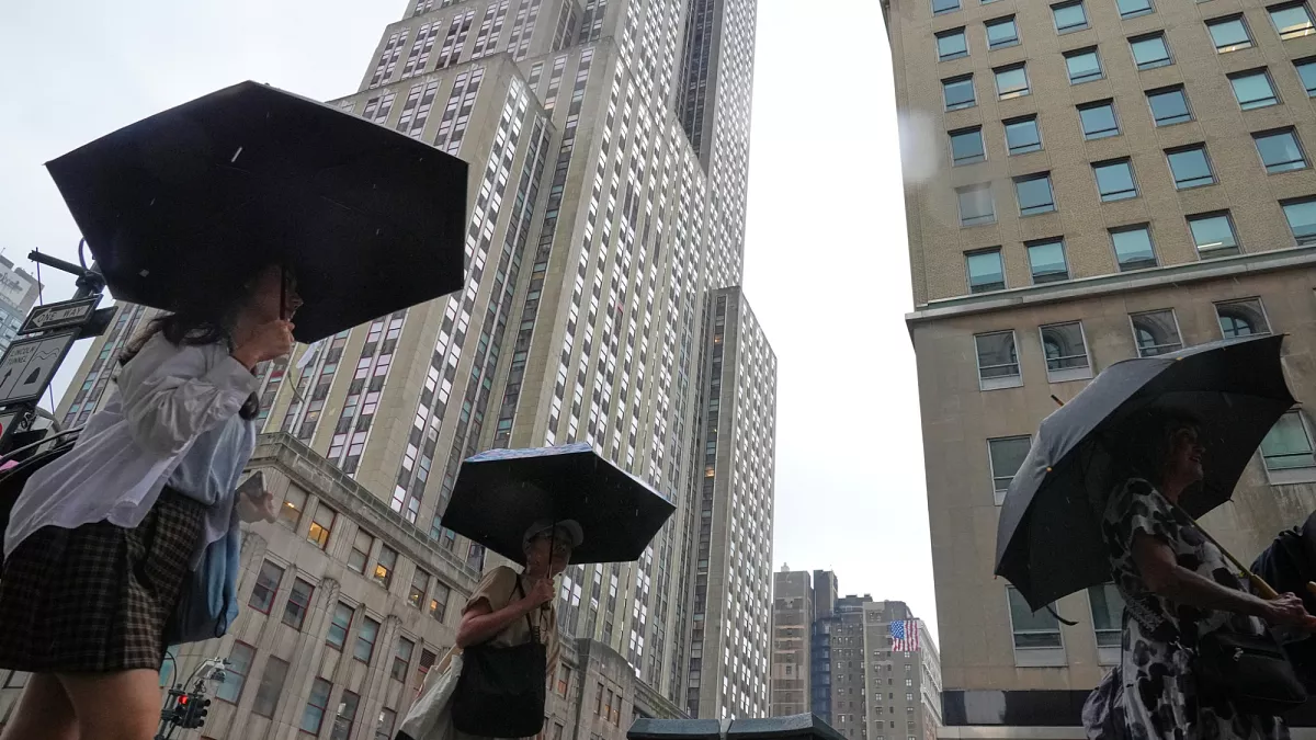 Video. Heavy rain triggers flash floods and travel chaos on US East Coast