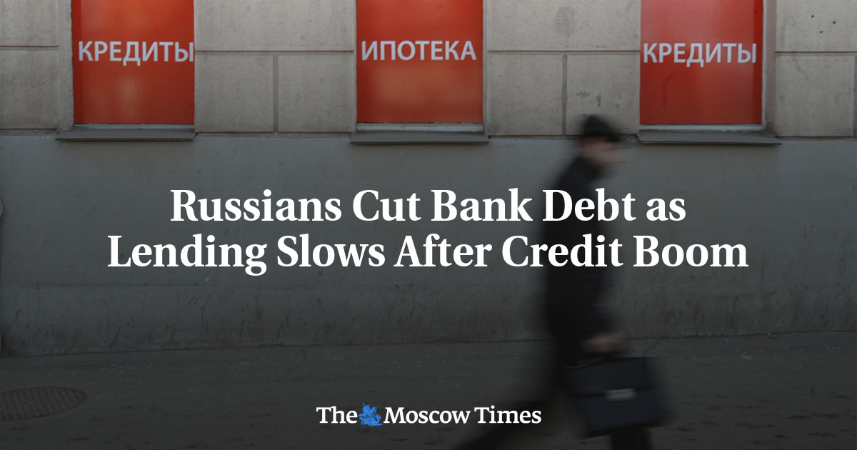 Russians Cut Bank Debt as Lending Slows After Credit Boom