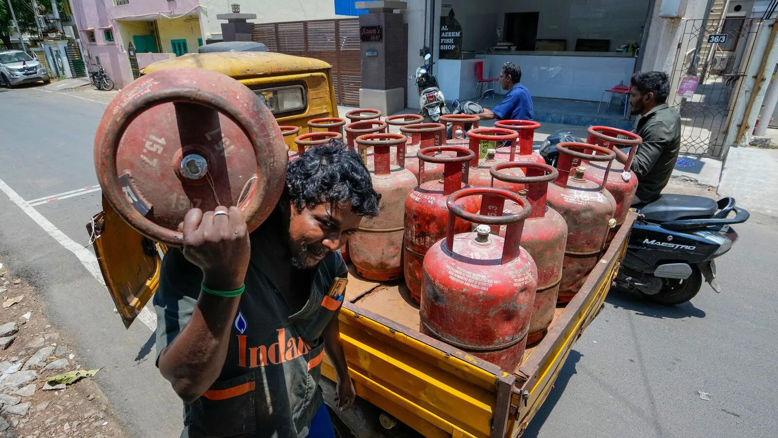 LPG rates revised from today: OMCs cut commercial gas cylinder price by ₹51.5 from today