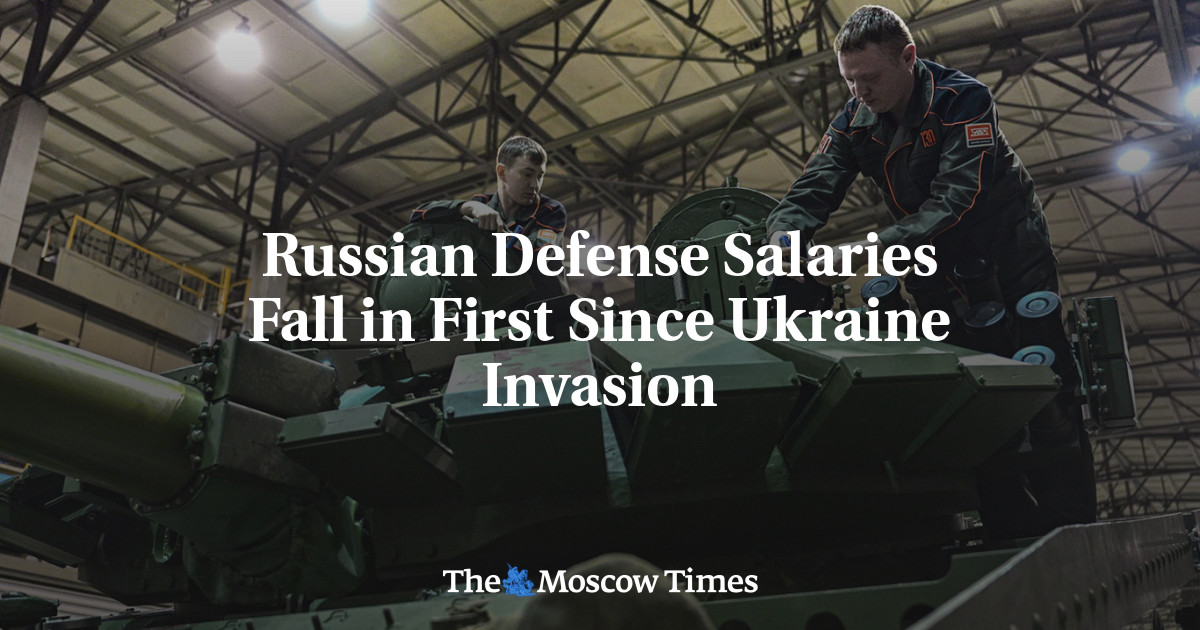 Russian Defense Salaries Fall in First Since Ukraine Invasion