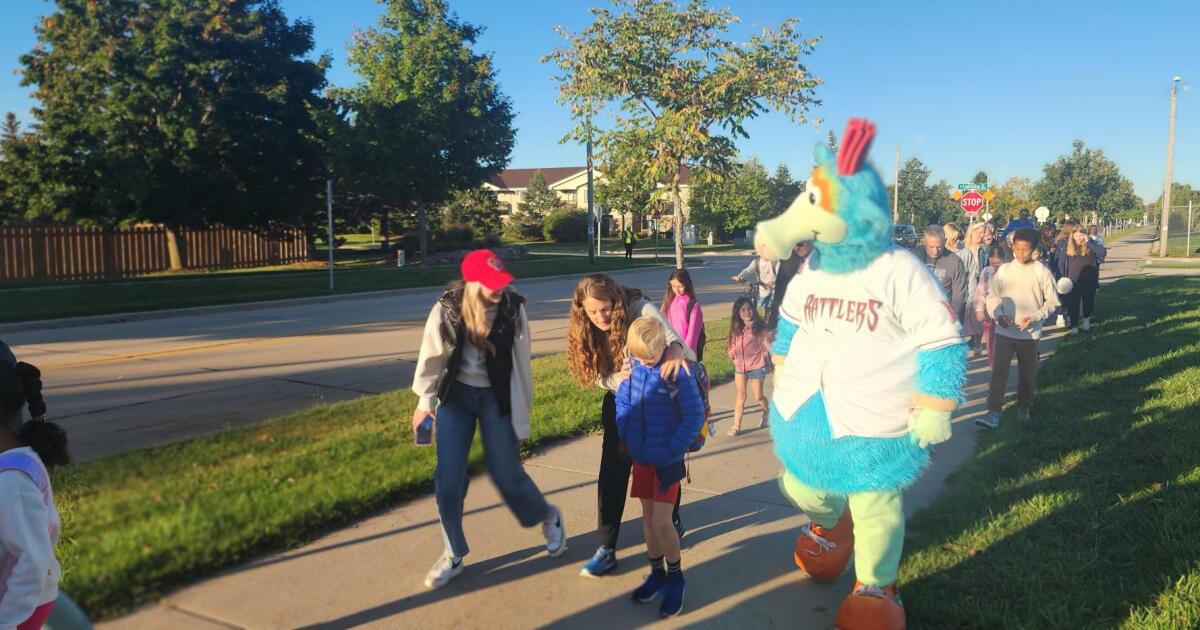 Sandy Slope Elementary hosts first-ever celebrity Walk-to-School Day